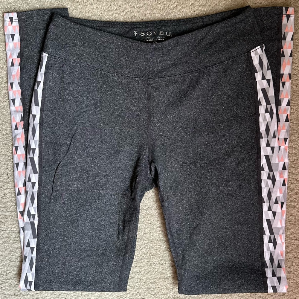 Soybu size medium gray geometric pattern leggings